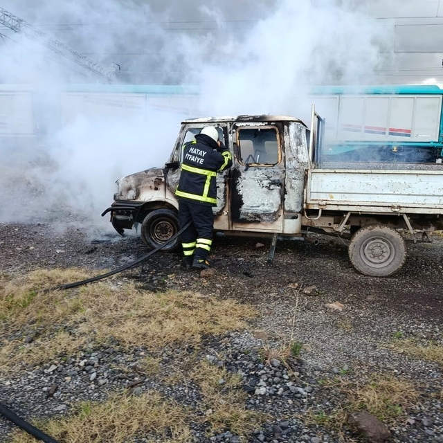 Payas'ta kamyonet alevlere teslim oldu