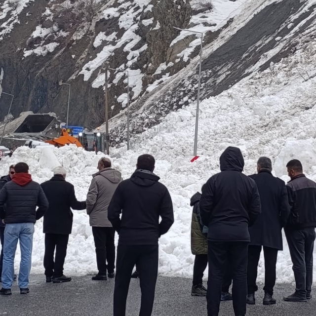 Hakkari-Van kara yoluna çığ düştü