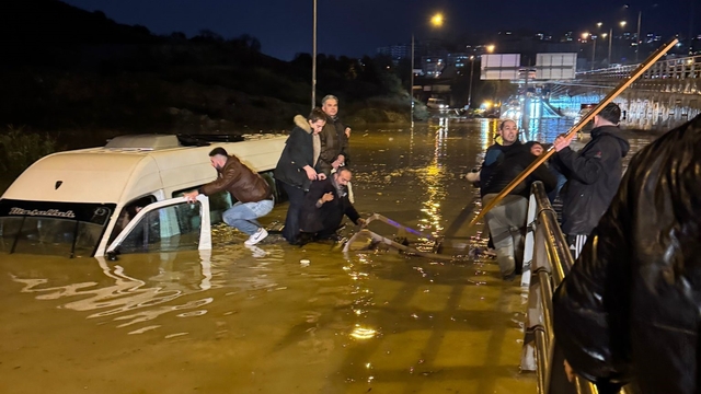 Sele kapılan minibüste can pazarı
Minibüsteki yolcular kurtarıldı