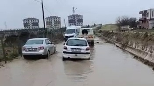Adıyaman'da yol göle döndü