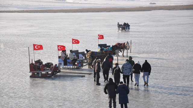 Kars'ta Çıldır Gölü Buz Şenliği heyecanı