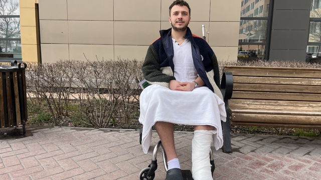 10 kişinin öldüğü kazadan yaralı kurtulan öğrenci, otobüs şoförüyle sohbetini anlattı
Kazazede yağız Oğuz: "Biraz muhabbet etmiştik, aradan 15 dakika geçti bu kaza gerçekleşti"
"Şoför yeni başlamış 4'üncü günüymüş, yolu bilmediği belliymiş, o kavşağı bilmeden süratle girdi"
"Uzvu kopan bir arkadaşımı ve küçük bir kız çocuğunu çıkardım"