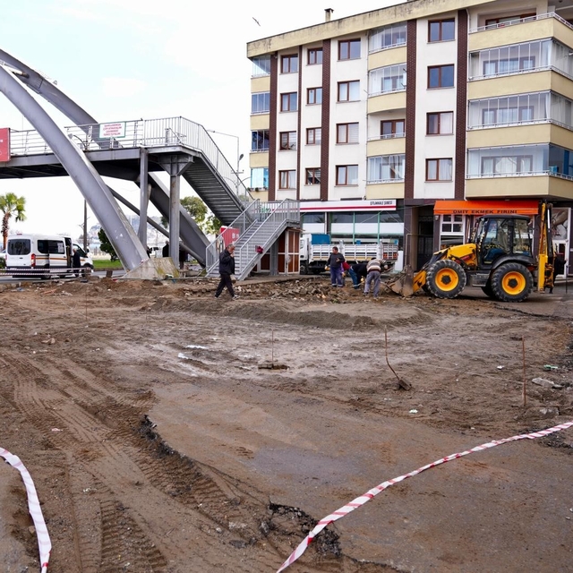 Giresun Belediye Başkanı Fuat Köse, meydan düzenleme çalışmalarını inceledi