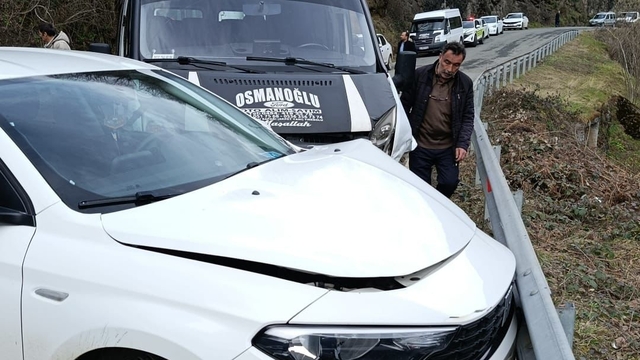 Trabzon'da öğrenci servisi ile otomobilin karıştığı kaza anı kamerada