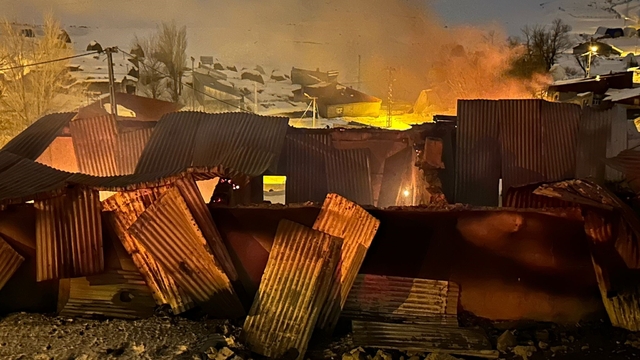 Tekman'da korkutan yangın: 3 ev kullanılamaz hale geldi