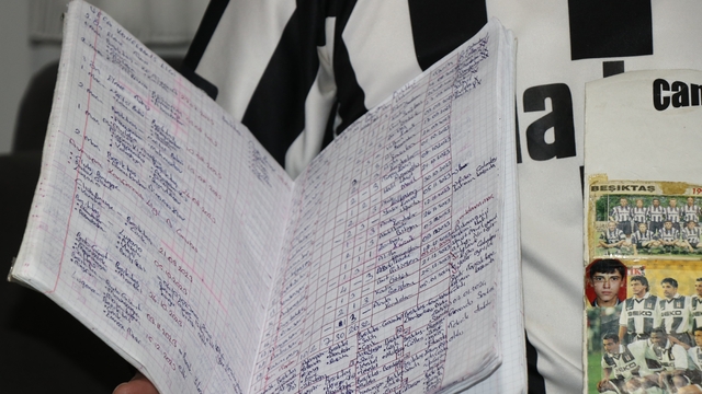 25 yıldır Beşiktaş'ın her maçını tek tek not ediyor
Fanatik taraftarın 25 yıllık mesaisi: Hakeminden skoruna her şeyi yazıyor
Hayatını maç saatine göre kuruyor: "O gün her şey iptal"