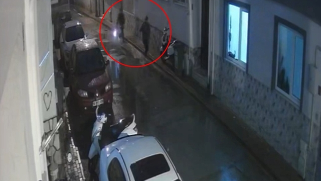 Bursa'da kurusıkı tabancayla rastgele ateş açan şüpheliler kamerada