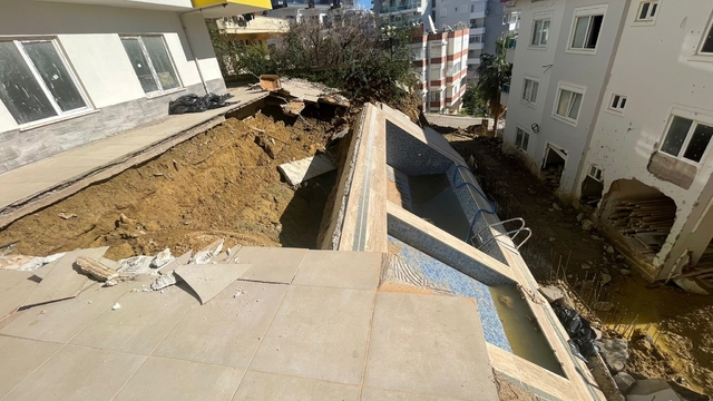 Sağanak sonrası apartman bahçesindeki havuz çöktü, 7 katlı apartman tahliye edildi
Alanya'da sağanak yağış sonrası havuzun toprak zeminle birlikte çökmesi nedeniyle binadaki 8 aile tedbir amaçlı tahliye edildi