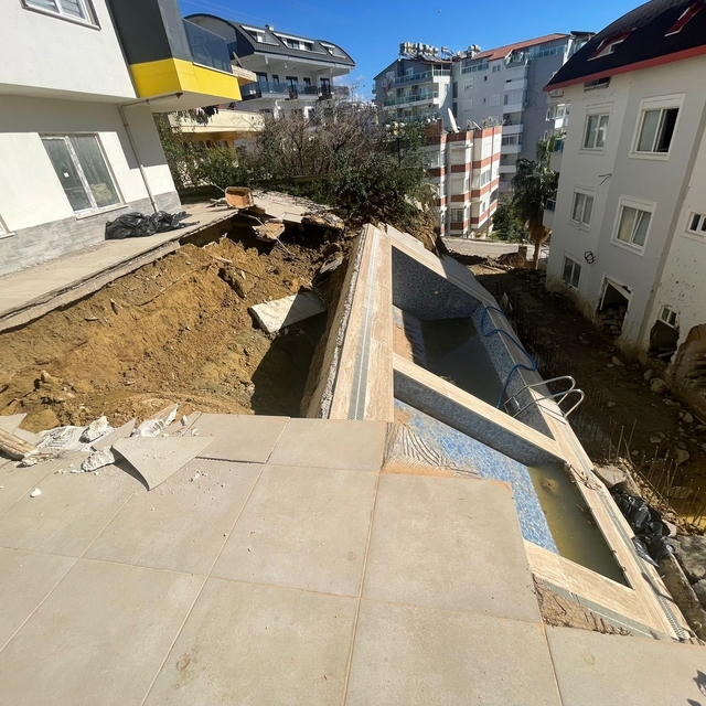 Sağanak sonrası apartman bahçesindeki havuz çöktü, 7 katlı apartman tahliye...