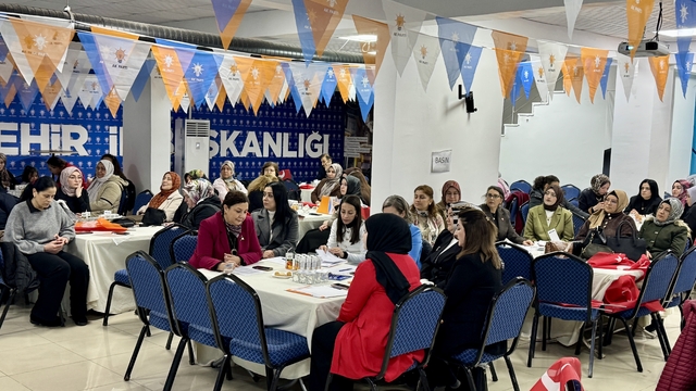 Kırşehir'de Köklerden Geleceğe Kadın Kolları Teşkilat Çalıştayı düzenlendi