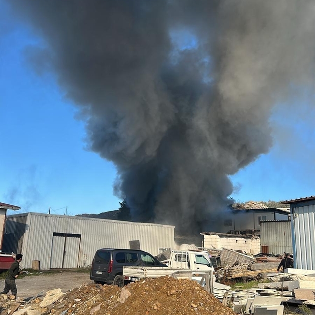 Bodrum'da işçilerin kaldığı konteyner alevlere teslim oldu