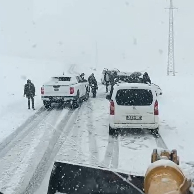 Muş'ta fırtına nedeniyle mahsur kalan 3 araç kurtarıldı