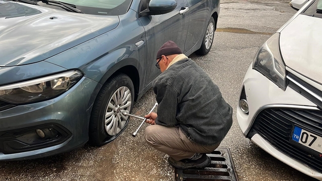 Alanya'da araçların lastiklerini kesen, tuvalete zarar verip, marketten yiyecek ve içecek alan 3 şüpheli yakalandı
Adliyeye sevk edilen şüpheliler adli kontrol şartıyla serbest bırakıldı