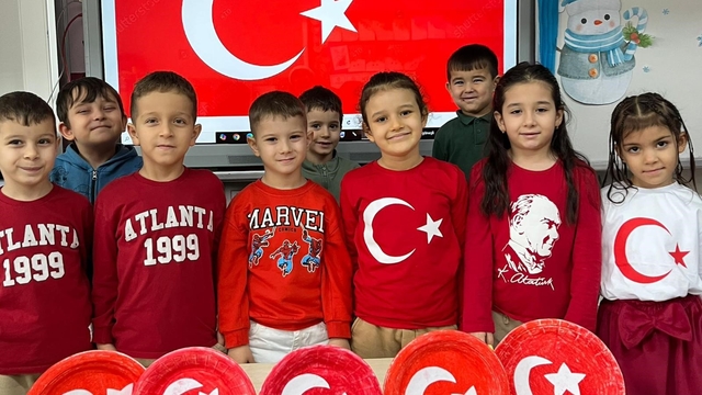 Balıkesir'de eğitimde ikinci dönem bayrak sevgisiyle başladı