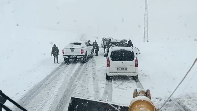 Muş'ta fırtına nedeniyle mahsur kalan 3 araç kurtarıldı