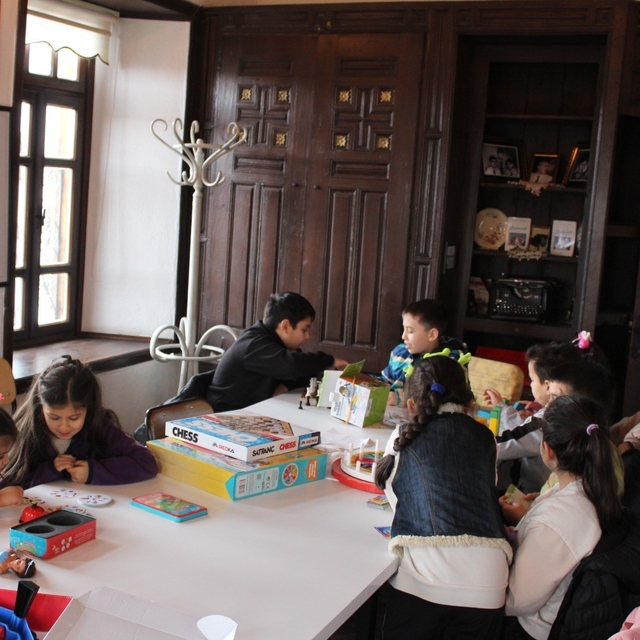 Bor İlçe Halk Kütüphanesi'nden annelere eğitim, çocuklara eğlence