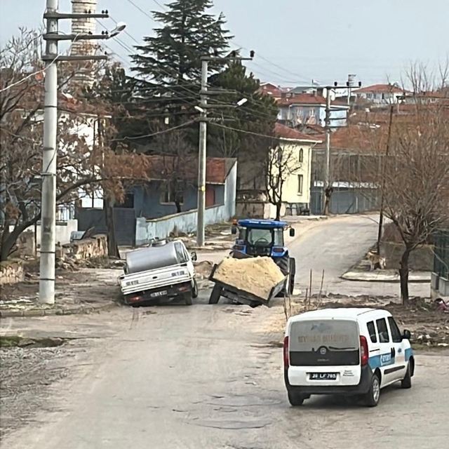 Eskişehir'de yol çöktü: 2 araça battı