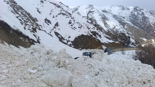 Hakkari'nin Yüksekova ilçesinde köy yoluna düşen çığ temizlendi