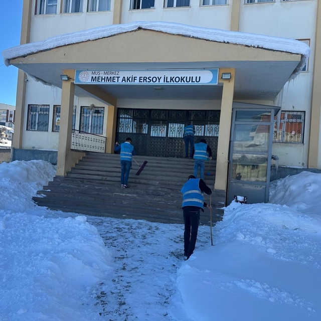 Muş'ta denetimli serbestlik yükümlülerinden okullara destek