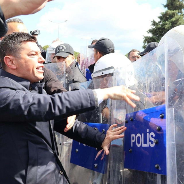 Polise saldırdığı öne sürülen belediye başkanına 'hakaret' suçundan para ce...