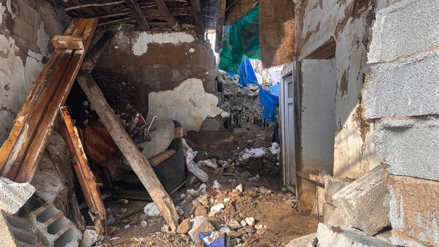 Hakkari'de bir evin üzerine kaya düştü