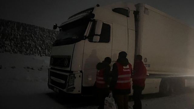 Kızılay'dan mahsur kalan sürücülere kumanya desteği