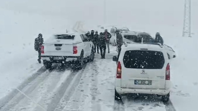 Muş'ta kar ve fırtına nedeniyle yolda kalan 3 araçta mahsur kalanlar kurtarıldı