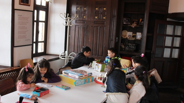 Bor İlçe Halk Kütüphanesi'nden annelere eğitim, çocuklara eğlence