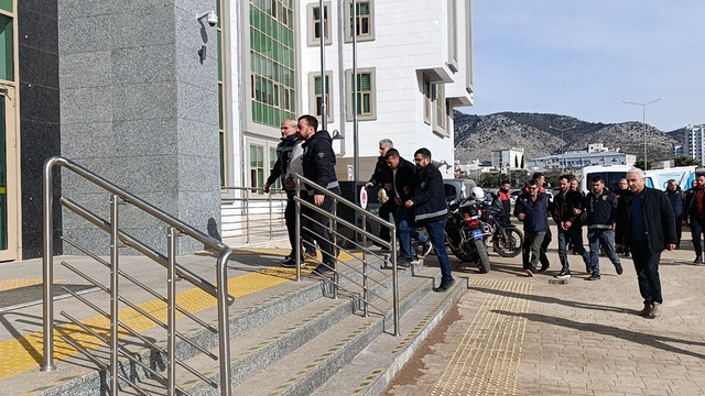 Köy kuşatıldı, katiller ile onlara yardım edenler yakalandı: 4 şüpheli adliyeye sevk edildi
Adana'nın Kozan ilçesinde veresiye alkollü içecek talebine olumsuz yanıt aldıkları için bir kişiyi öldüren ve iş yeri sahibini de yaralayanların aralarında olduğu 4 şahıs adliyeye sevk edildi