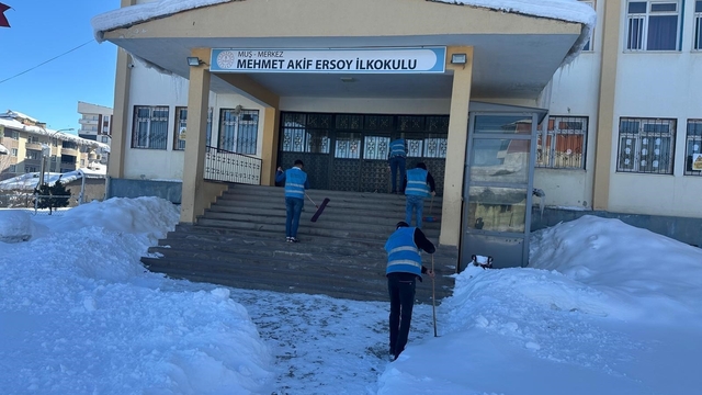 Muş'ta denetimli serbestlik yükümlülerinden okullara destek