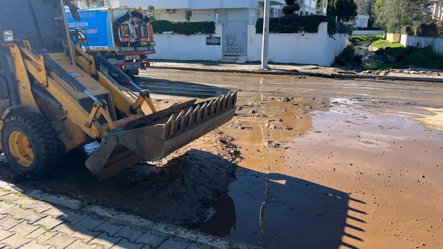 Kemer'de şiddetli yağış sonrası dağlardan inen kum ve balçıklar temizleniyor