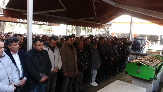 Araba almak için gittiği Antalya'da otobüs kazasında hayatını kaybeden Erdi Demirsoy toprağa verildi
Otobüs kazasında hayatını kaybeden Erdi Demirsoy son yolculuğuna uğurlandı