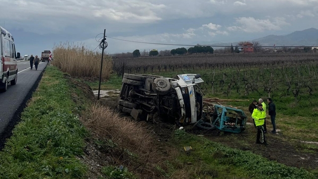 Çekiciden savrulan kamyon şarampole uçtu