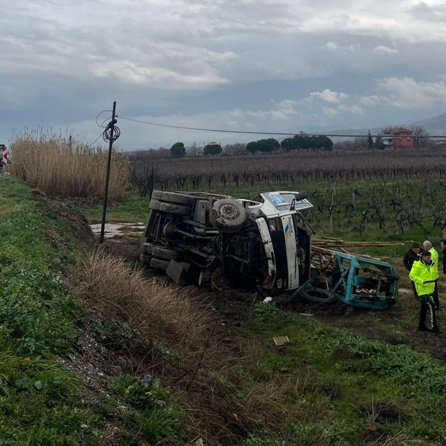 Çekiciden savrulan kamyon şarampole uçtu
