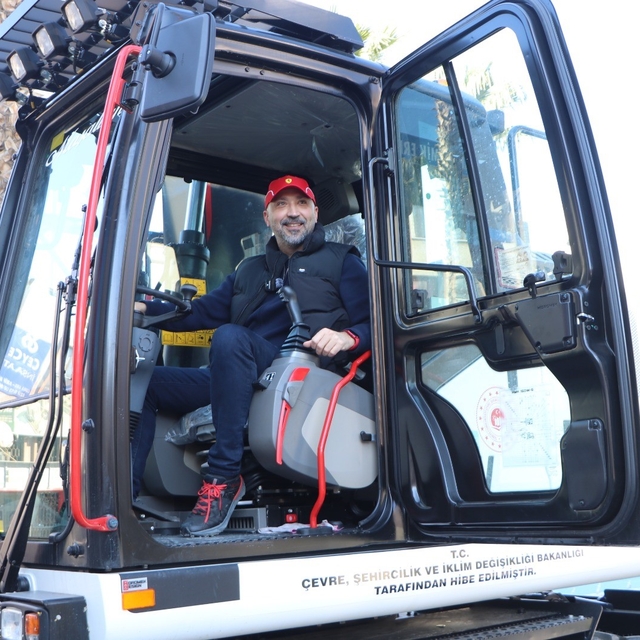 Söke Belediyesi'ne 15 tonluk ekskavatör