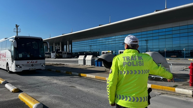 Yolcu gibi bindiler, kural ihlalini affetmediler
Aydın'da otobüslerde sivil trafik denetimi