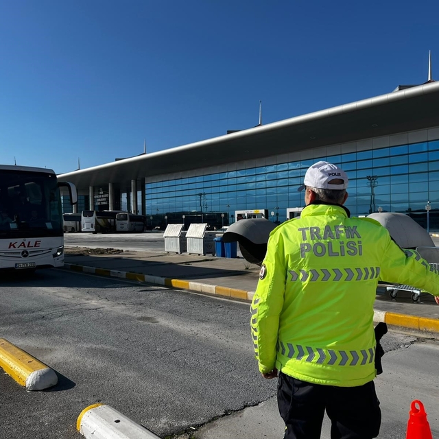 Yolcu gibi bindiler, kural ihlalini affetmediler
Aydın'da otobüslerde sivil...