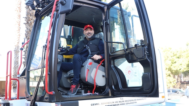 Söke Belediyesi'ne 15 tonluk ekskavatör