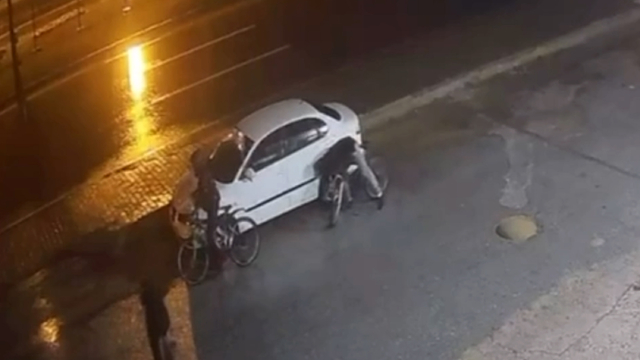 Bisikletli 3 çocuk otomobillerin lastiğini kesip, marketlerden hırsızlık yaptı