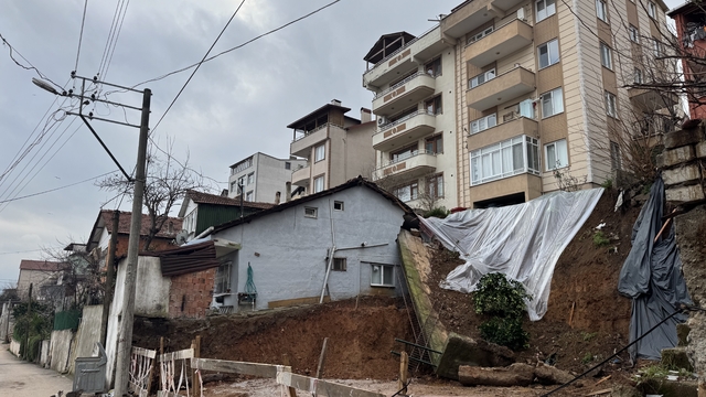 Kocaeli'de istinat duvarının yıkılması sonucu 2 bina tedbiren boşaltıldı
