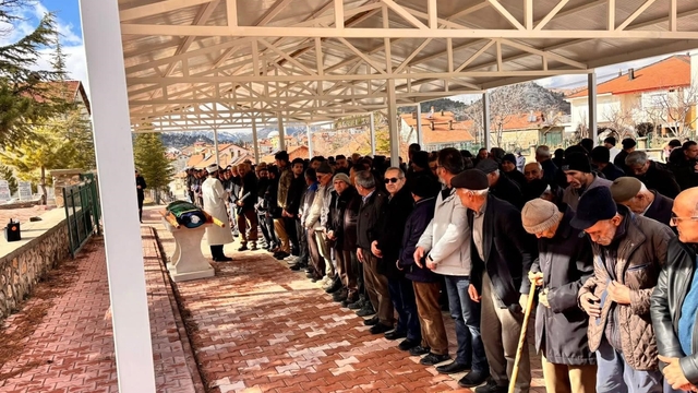 Burdur'da trafik kazasında hayatını kaybeden gencin cenazesi Konya'da toprağa verildi