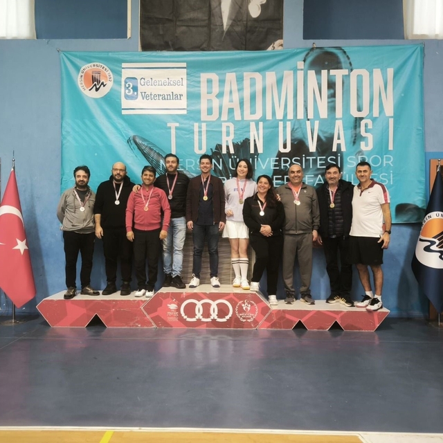 Niğdeli veteran badmintonculardan 14 madalya
