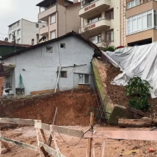 İstinat duvarı çöktü binada hasar oluştu