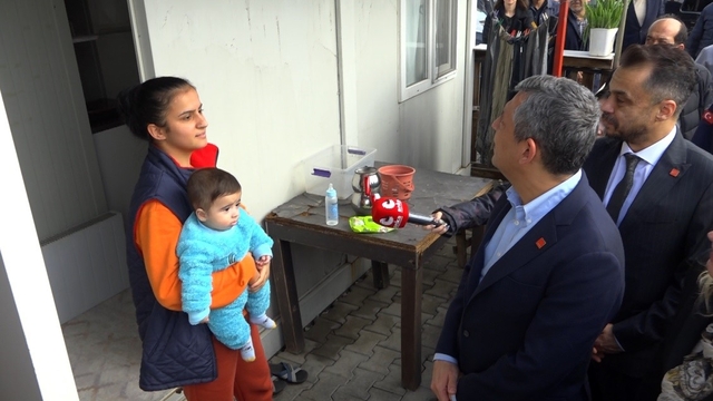 'Eşimin geliri yok, işsiz' diyen kadının kocasının sigortalı işte çalıştığı ve 3 araçları olduğu ortaya çıktı
Sosyal medya paylaşımlarında söylediklerinin kesilmesine tepki gösteren Emine Kılıç: "Bunlar siyasette kullanılmış ve söylediklerim kesilmiş"