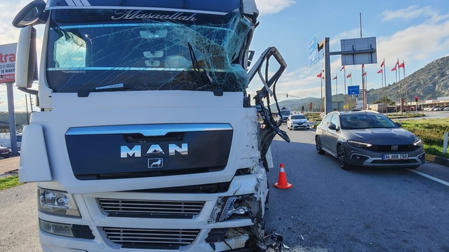 Kırkağaç'ta iki tır çarpıştı: 1 yaralı