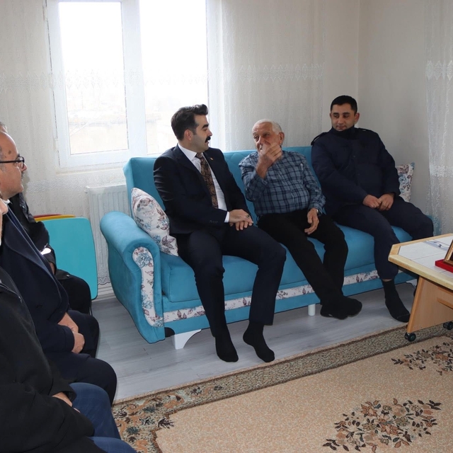 Kaymakam Eser, Tomarzalı şehit babasını ve Kıbrıs gazisini ziyaret etti