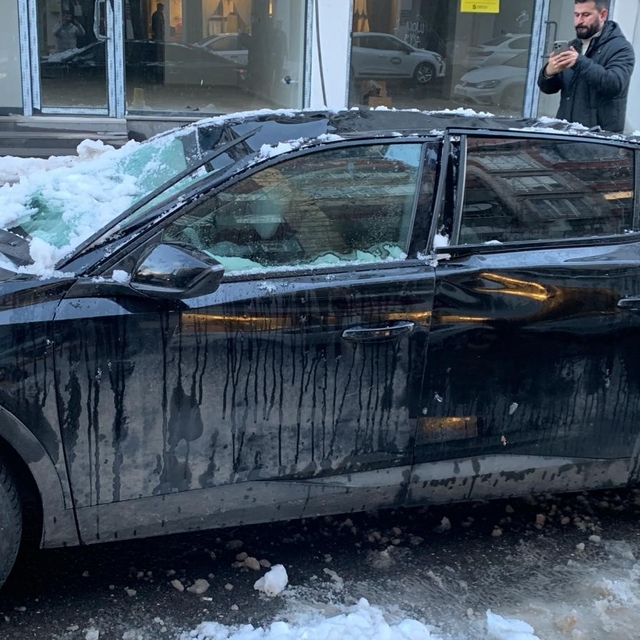 Bingöl'de çatıdan düşen kar otomobile zarar verdi