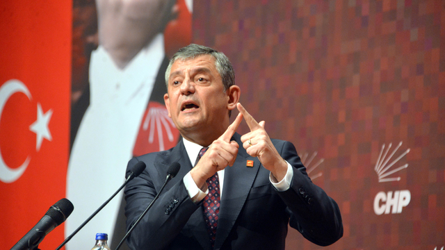 Özgür Özel, Kahramanmaraş'ta depremde ölenlerin mezarlarını ziyaret etti (2)