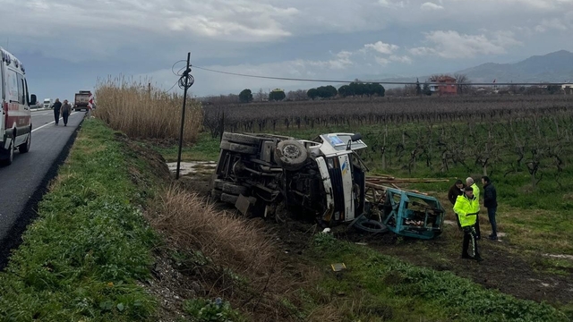 Manisa'da çekiciye bağlı kamyonun devrilmesi sonucu 1 kişi yaralandı
