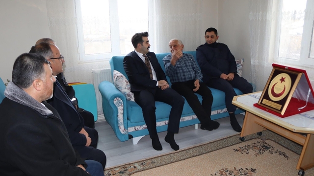 Kaymakam Eser, Tomarzalı şehit babasını ve Kıbrıs gazisini ziyaret etti